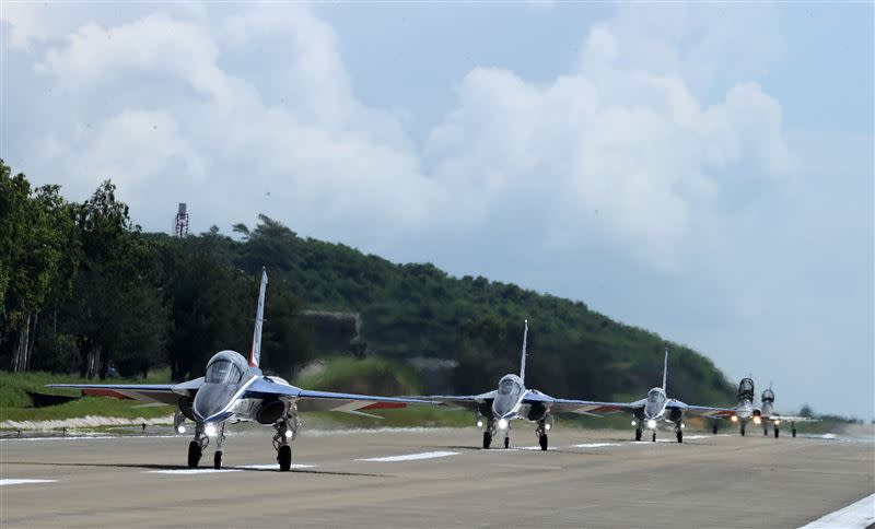 勇鷹高教機及F-5E/F型戰機大隊滑進跑道。（圖／記者邱榮吉攝影）