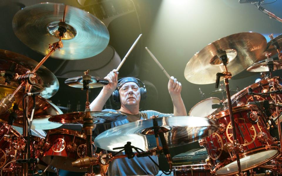 Für viele Rockmusikfans galt er aufgrund seiner technischen Versiertheit als einer der besten Drummer aller Zeiten: Neil Peart, der auch als Texter der kanadischen Progrock-Band Rush Musikgeschichte schrieb, starb am 7. Januar im Alter von 67 Jahren an den Folgen eines Hirntumors. (Bild: Andrew MacNaughtan / Warner Music)