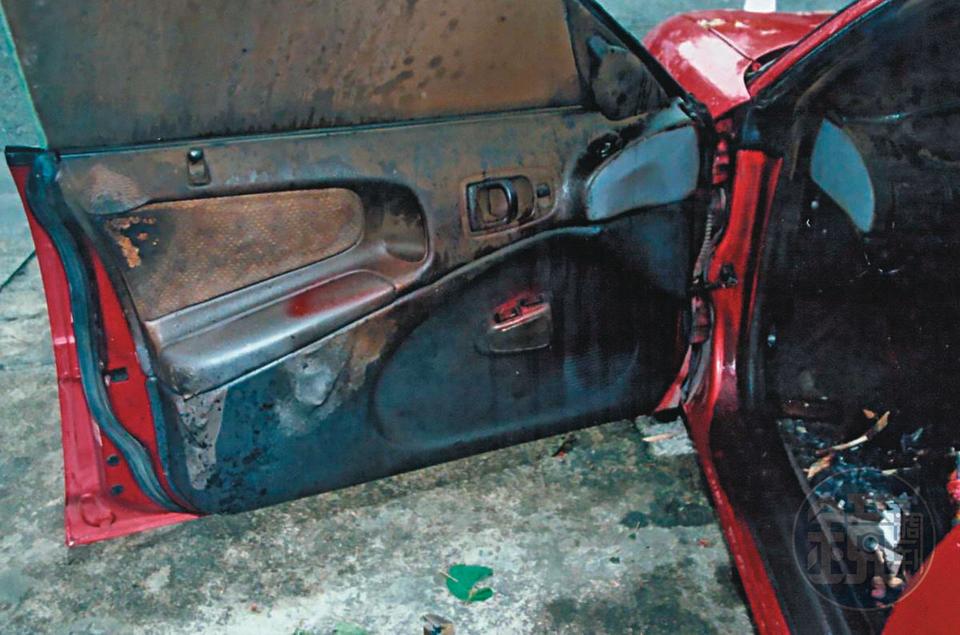 死者的車輛側門留有噴漆痕跡。