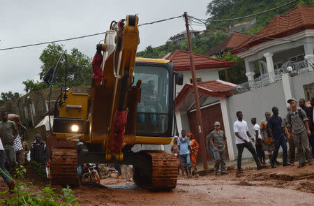 Rescue workers open a road after a mudslide in the mountain town of Regent, Sierra Leone August 14, 2017. REUTERS/Ernest Henry
