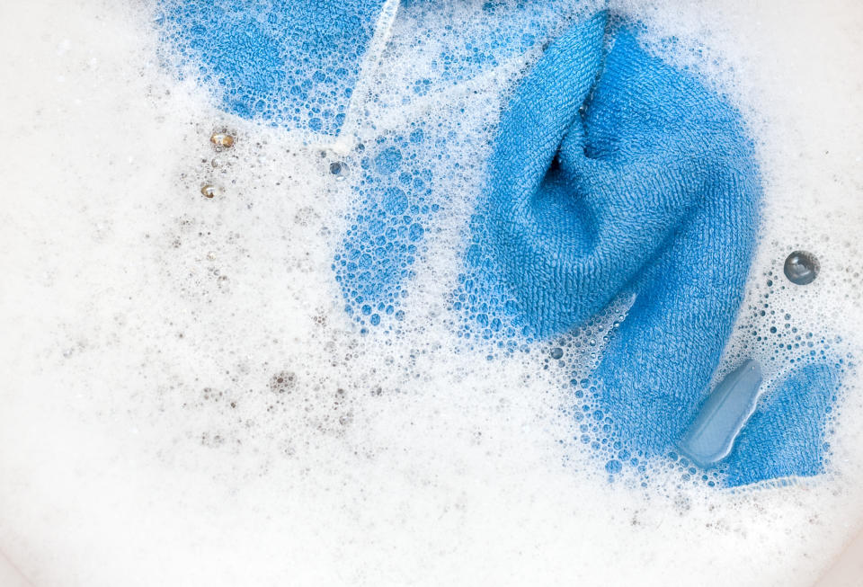 如果沒有小蘇打粉也可以用肥皂片加入煮開的水浸泡15分鐘，接著一樣用手搓揉乾淨再曬乾就可以。可以使用弱酸性的肥皂才能有效去除「卡他莫拉菌」，這是日本研究發現容易在清洗過後的布料上孳生、會造成異味的細菌。肥皂通常能深入纖維，把細小的顆粒髒污洗掉。