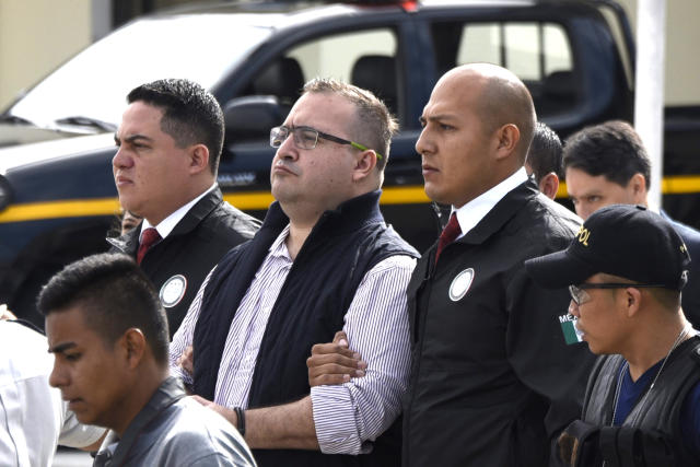 Javier Duarte (C),exgobernador del estado mexicano de Veracruz, es puesto bajo custodia para abordar un avi&#xf3;n para ser extraditado a M&#xe9;xico, en Ciudad de Guatemala, el 17 de julio de 2017.  Duarte es uno de varios exgobernadores mexicanos bajo arresto por corrupci&#xf3;n, fraude, lavado de dinero o v&#xed;nculos con el crimen organizado. / AFP PHOTO / JOHAN ORDONEZ (Photo credit should read JOHAN ORDONEZ/AFP via Getty Images).