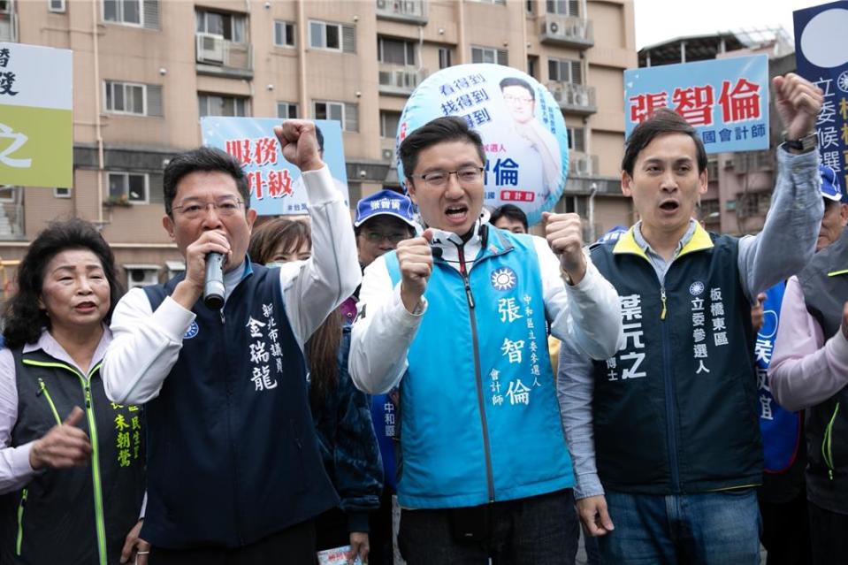 張智倫、葉元之在新北市議員金瑞龍陪同，今早來到國泰市場，向買菜的婆婆媽媽及攤商問候請託。（張智倫提供）