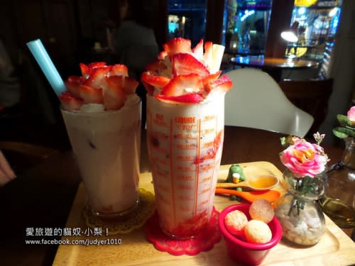 【韓國必吃美食】新村站＼AtoZ cafe 草莓拿鐵，好喝到爆炸！
