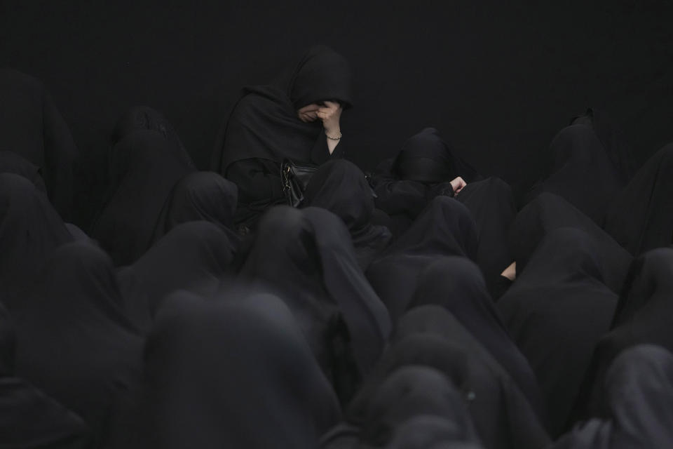 Mujeres participan en el ritual de la Ashura, el 28 de julio de 2023, en Teherán, Irán. (AP Foto/Vahid Salemi)