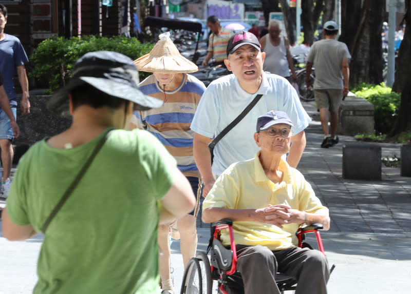 排除死因之首惡性腫瘤 內政部：109年民眾平均壽命提高4.02歲（檔案照）