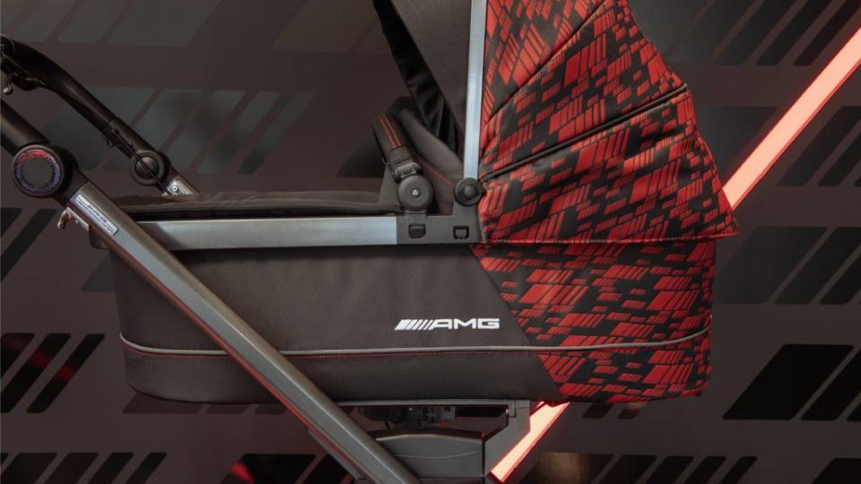 推車座/躺椅外側有具備反光效果的「AMG」廠徽刺繡(圖片來源/ 賓士)