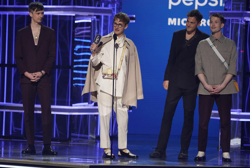 De izquierda a derecha, Edmund Irwin-Singer, Dave Bayley, Joe Seaward y Drew MacFarlane, de Glass Animals, reciben el premio Pepsi Mic Drop durante la ceremonia de los Premios Billboard de la Música, el domingo 15 de mayo de 2022 en el MGM Grand Garden Arena en Las Vegas. (Foto AP/Chris Pizzello)