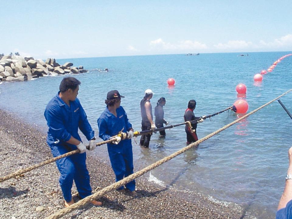 先前馬祖發生兩條通往台灣的海纜都被扯斷，導致全島斷網事件。圖為海纜作業情形。圖／聯合報系資料照片