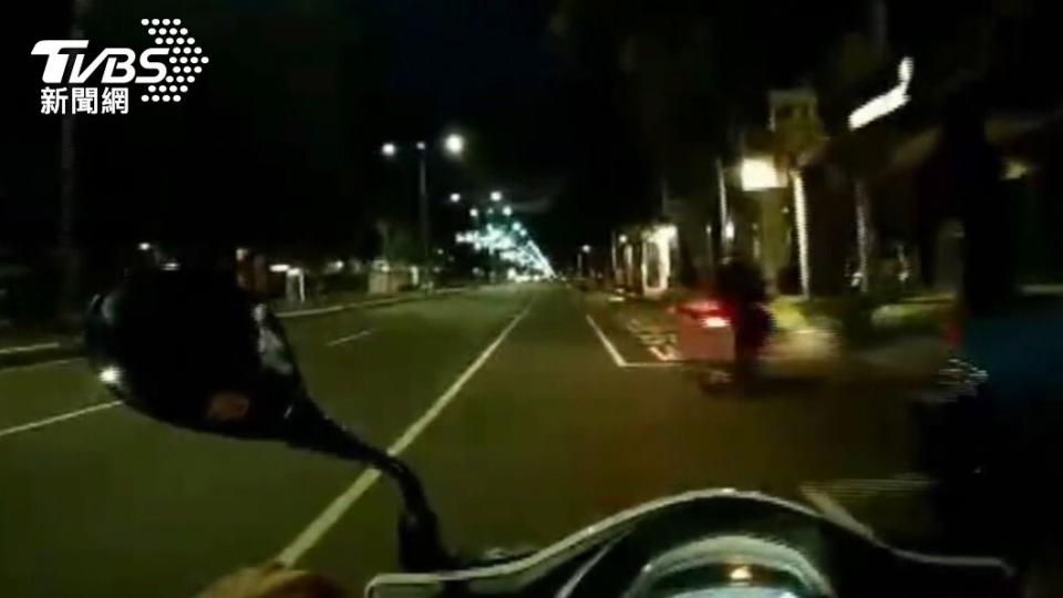 警方因看見男子邊騎車邊抽菸遂將人攔下。（圖／TVBS）