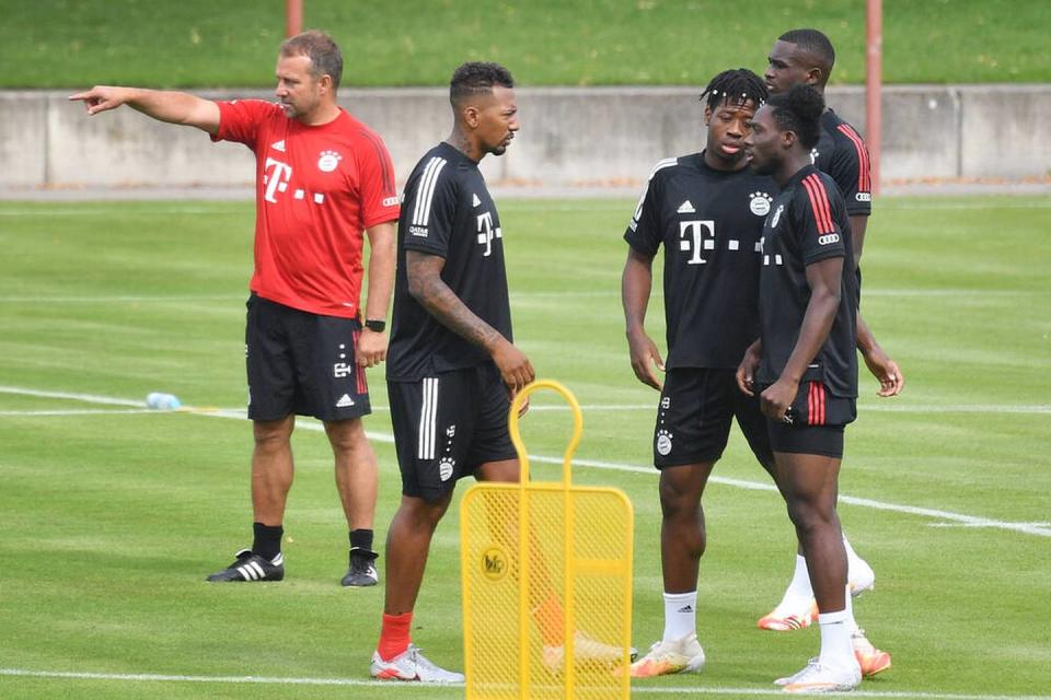 Jerome Boateng (2. von links) schwärmt von einem Bayern-Talent.