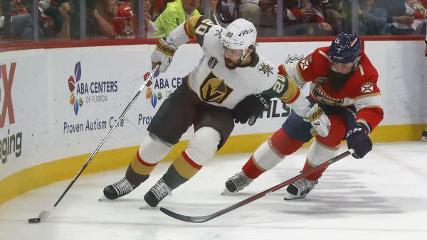  Golden Knights and Panthers players fight for the puck on a sharp turn 