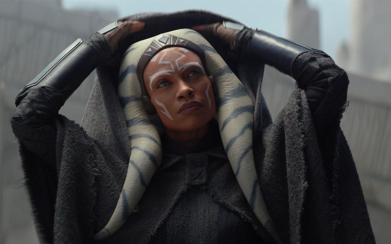 Rosario Dawson spielt in der Star Wars-Serie "Ahsoka" die Titelfigur. Es ist die Rückkehr einer beliebten Animationsfigur aus den "Clone Wars"-Tagen. Auch in "The Mandalorian" und "The Book of Boba Fett" hatte die bei Fans sehr beliebte Ahsoka bereits Gastauftritte. (Bild: ©2023 & ™ Lucasfilm LTD)