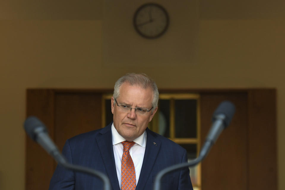 Hasta 7 veces más que sus compatriotas gana el primer ministro australiano, Scott Morrison. Su sueldo es de 340.000 euros anuales y el medio en su país alcanza los 48.341. (Foto: Mick Tsikas / AAP Image / AP).