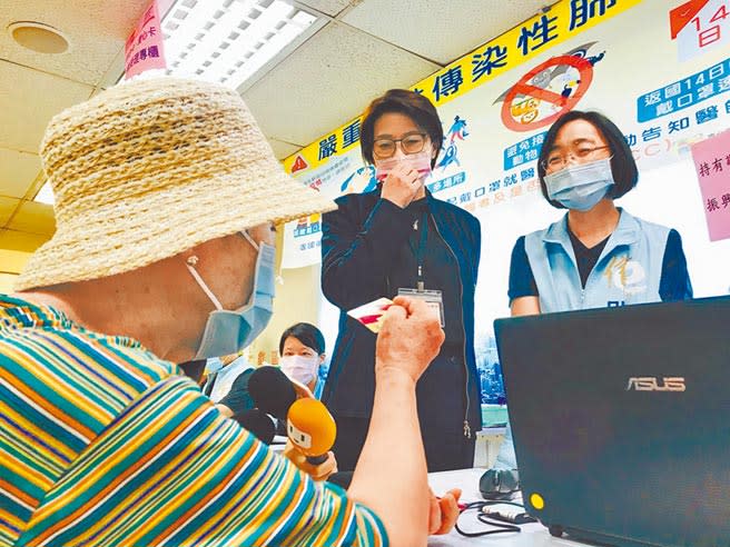 疫苗預約平台開放第二劑疫苗意願登記，但許多仍反映不善用科技產品上網，北市府表示會透過里長系統或發通知單。（張穎齊攝）