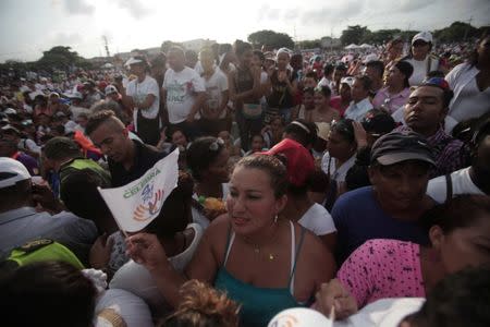 Citizens participate in a major demonstration in favour of the agreement, in Barranquilla, Colombia, September 27, 2016. REUTERS/Stringer