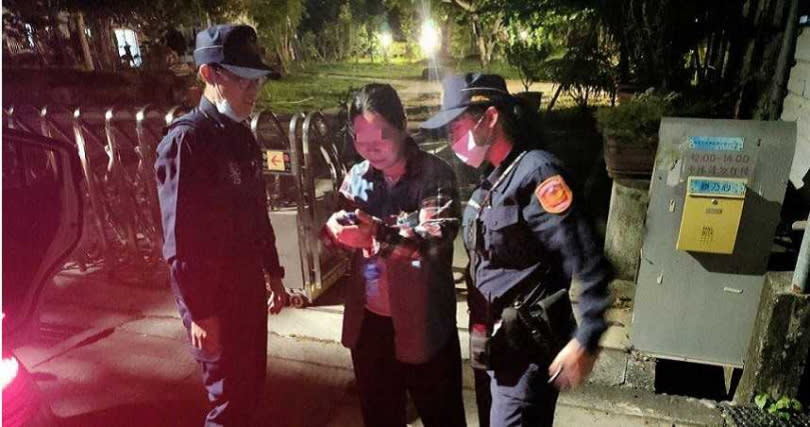 警方在菲女工作的養護中心大門前尋獲手機。（圖／讀者提供）
