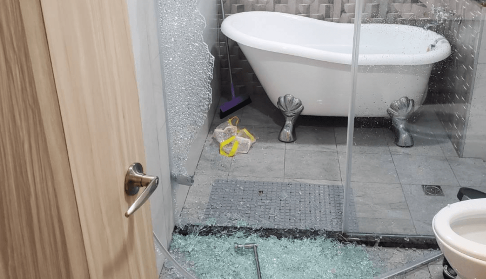 宜蘭一間民宿竟發生玻璃破裂事故，導致3名正在洗澡的女童被割傷，滿身都是血。（翻攝自好想住飯店好康.踩雷不藏私臉書）