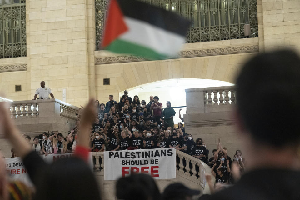 Manifestantes se congregan en la estación Grand Central Terminal durante una protesta para pedir un alto el fuego en la guerra entre Israel y Hamás, el 27 de octubre de 2023, en Nueva York. (AP Foto/Jeenah Moon)