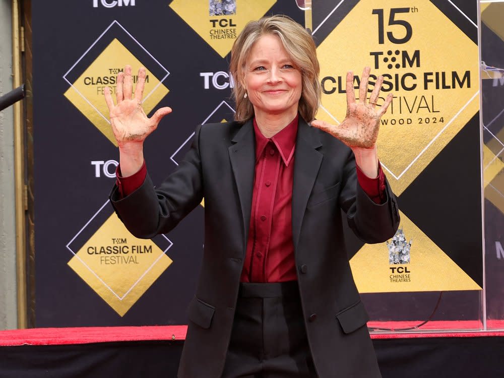 Hollywood-Star Jodie Foster präsentiert stolz ihre zementverschmierten Hände (Bild: imago/ABACAPRESS)