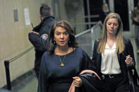 La actriz Annabella Sciorra, centro, sale de la corte penal de Manhattan tras presentarse en el juicio por violación contra Harvey Weinstein el jueves 23 de enero de 2020 en Nueva York. (Foto AP/Kathy Willens)