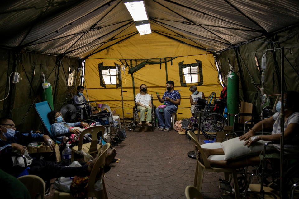 菲律賓首都馬尼拉一間醫院病床不夠，患者只能坐在輪椅接受治療。圖片來源：Reuters。