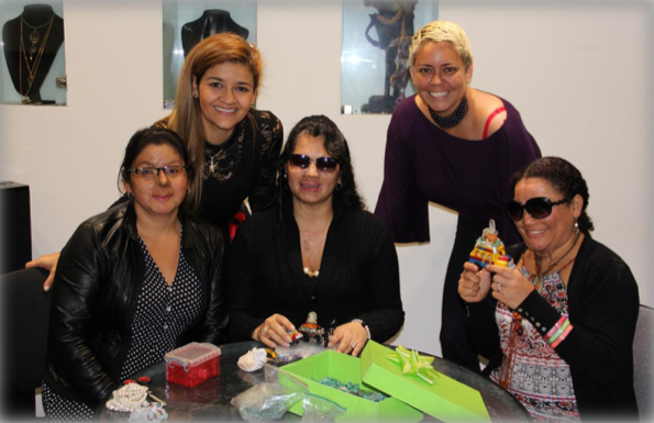 Alexandra Rada (segunda a la derecha), junto a mujeres agredidas con ácido, durante uno de los talleres donde hacen collares en su fundación. (Cortesía)