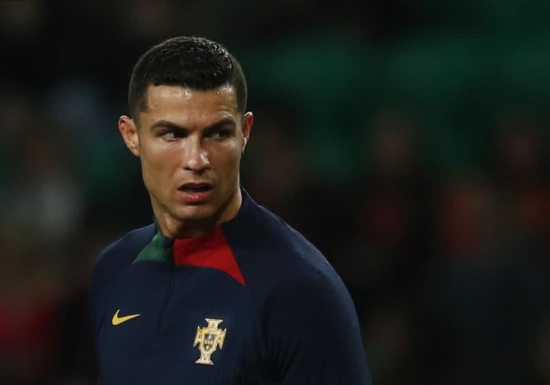 FOTO DE ARCHIVO. Cristiano Ronaldo durante el calentamiento antes del partido entre las selecciones de Portugal y Liechtenstein por las calificaciones a la Euro 2024, en el Estadio José Alvalade, Lisboa, Portugal