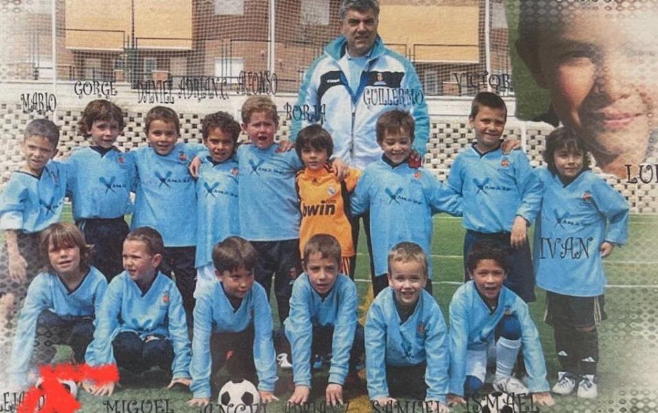 Garnacho (far left in the front row) lines up with his first team, Club Deportivo Municipal Arroyomolinos