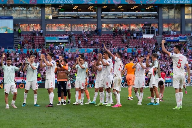 Spain's players applaud the fans at the end of their thrilling 5-3 win against Croatia 