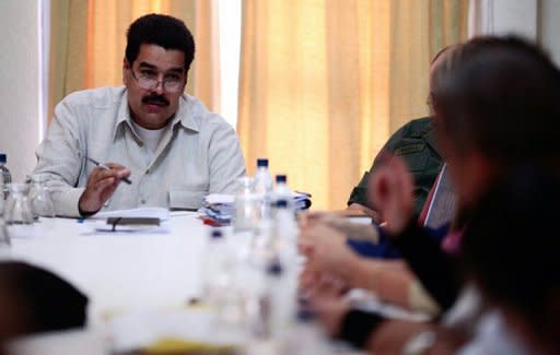 El vicepresidente de Venezuela, Nicolás Maduro, dictó este jueves el primer decreto -para extender la inamovilidad laboral en el país- luego de recibir el miércoles facultades económicas delegadas por el presidente Hugo Chávez, hospitalizado en Cuba tras su cuarta operación contra el cáncer. (AFP | Ho)