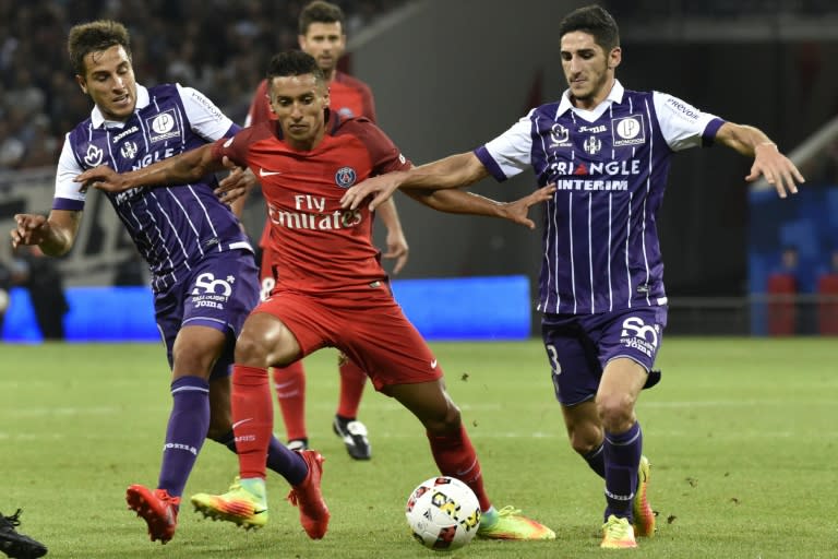 Toulouse's Italian Argentinian midfielder Oscar Trejo (L) and Toulouse's French midfielder Yann Bodiger (R) vies with Paris Saint-Germain's Brazilian defender Marquinhos during a French L1 football match