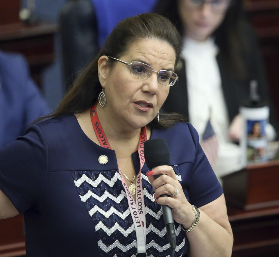 La representante Susan Valdes debate sobre una propuesta de ley que permite que los profesores porten un arma en las escuelas, el miércoles 1 de mayo de 2019, en Tallahassee, Florida. (AP Foto/Steve Cannon)