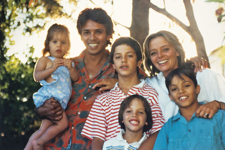 Jairo y su familia en Madrid, en el verano de 1987, con Lucía, Iván, Mario, Teresa y Yaco