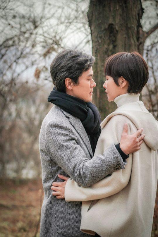 甘宇成與金宣兒的《能先接吻嗎？》講述熟齡男女理智大於感性的戀愛模式。（網路圖片）
