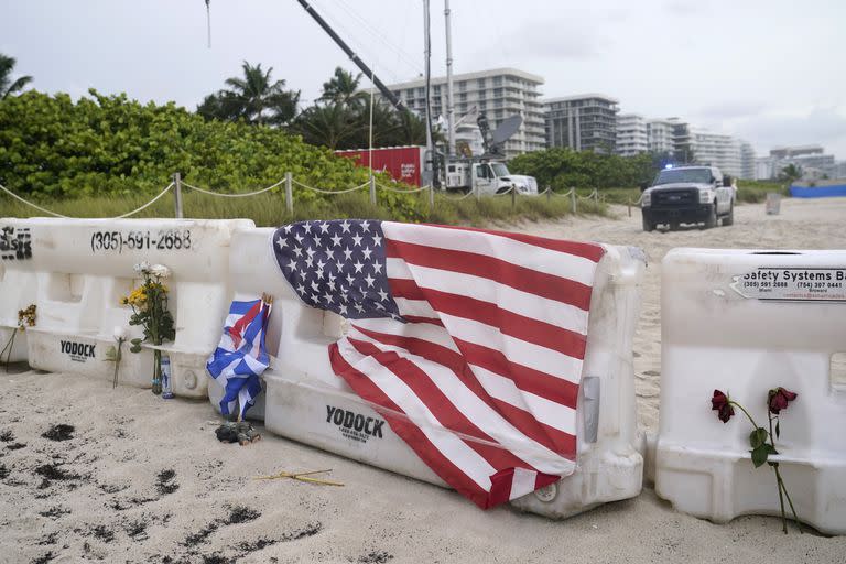 Una barricada de seguridad prohíbe el paso en la playa cercana a la torre caída; los edificios más antiguos están bajo sospecha de deterioro estructural