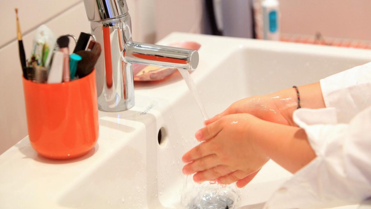 Händewaschen ist und bleibt das A und O, wenn es um Hygiene geht. Unter dem Wasserhahn entledigt man sich nämlich der allermeisten Keime. Foto: Bodo Marks