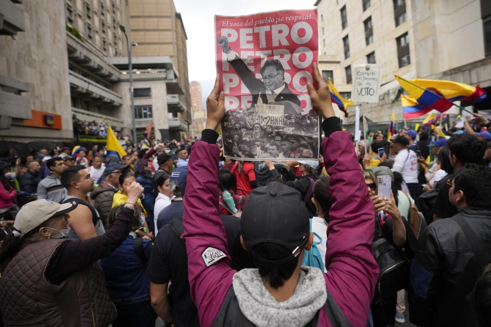 Simpatizantes del presidente colombiano, Gustavo Petro, se reúnen en un acto de protesta para reclamar la elección de una nueva fiscal general afuera de la Corte Suprema de Justicia en Bogotá, Colombia, el jueves 8 de febrero de 2024. (AP Foto/Fernando Vergara)