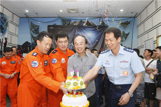 空軍救護隊1日在中央氣象局舉行隊慶活動，由空軍455聯隊政戰主任濮上校（圖右）、空軍救護隊隊長陳上校（圖左）、中央氣象局局長辛在勤（圖右二）及官兵代表一同切糕慶祝。（軍聞社記者陳映竹攝）