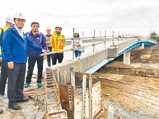 新北市金山磺溪橋曾在2017年因豪大雨斷橋，2018年重建時，時任副市長李四川（左一）曾前往視察工程進度。（本報資料照片）