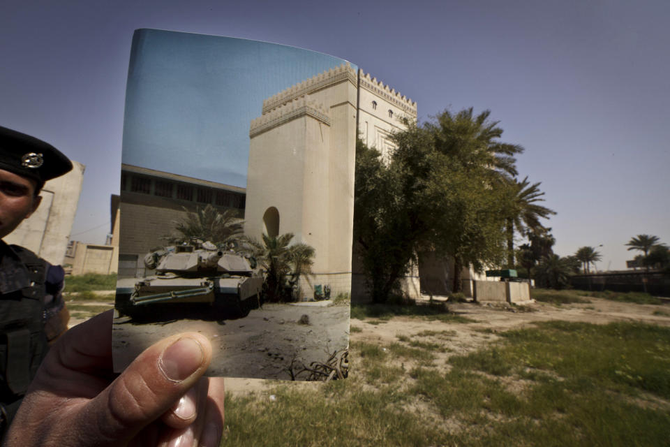 Un policía iraquí patrulla el 13 de marzo de 2013 a las afueras del Museo Nacional. Foto superpuesta tomada en el mismo lugar por Anja Niedringhaus de un tanque de guerra, el 11 de noviembre de 2003. AP Photo/Maya Alleruzzo