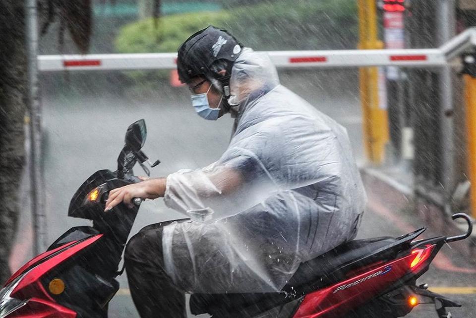 中央氣象局發布大雨特報，對流雲系發展旺盛，易有短延時強降雨。(黃世麒攝)