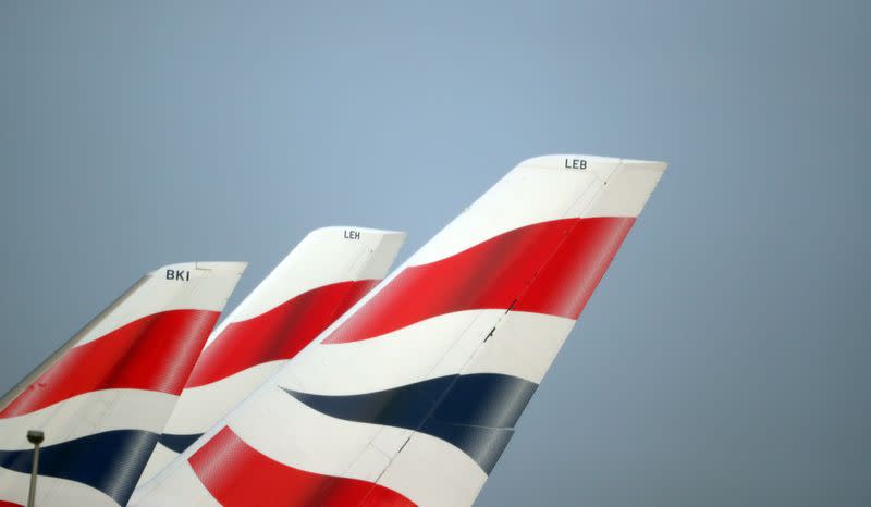 FOTO DE ARCHIVO: Los logos de British Airways se ven en las colas de los aviones en el aeropuerto de Heathrow en el oeste de Londres, Reino Unido