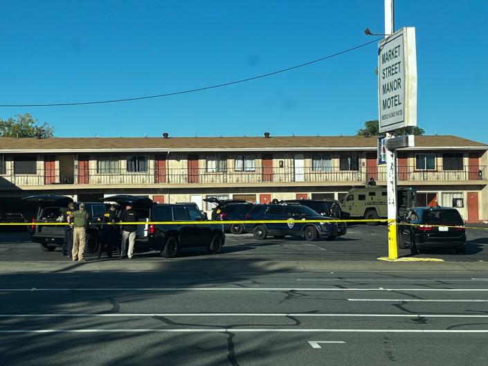 La police a bouclé le Market Street Manor Motel le jeudi 21 juillet 2022.