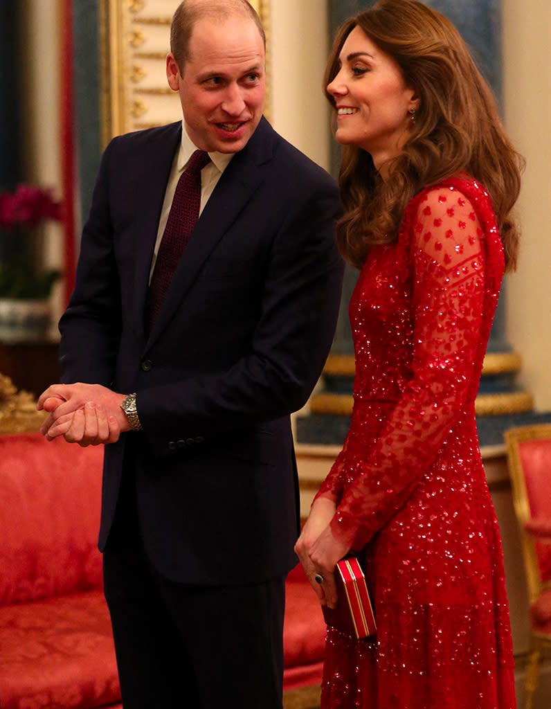 <a href="https://www.elle.fr/People/La-vie-des-people/News/Kate-Middleton-soutien-de-taille-pour-le-prince-William-sans-Harry-a-Buckingham#xtor=AL-541" rel="nofollow noopener" target="_blank" data-ylk="slk:Voir la suite des photos sur ELLE.fr;elm:context_link;itc:0;sec:content-canvas" class="link ">Voir la suite des photos sur ELLE.fr</a><br><h3> A lire aussi </h3><ul><li><a href="https://www.elle.fr/People/La-vie-des-people/News/Kate-Middleton-prete-pour-un-quatrieme-enfant-Elle-repond-3831262#xtor=AL-541" rel="nofollow noopener" target="_blank" data-ylk="slk:Kate Middleton répond aux rumeurs sur une quatrième grossesse;elm:context_link;itc:0;sec:content-canvas" class="link ">Kate Middleton répond aux rumeurs sur une quatrième grossesse </a></li><li><a href="https://www.elle.fr/People/La-vie-des-people/News/En-plein-Megxit-le-prince-William-et-Kate-Middleton-font-front-le-sourire-aux-levres#xtor=AL-541" rel="nofollow noopener" target="_blank" data-ylk="slk:En plein Megxit, le prince William et Kate Middleton font front, le sourire aux lèvres;elm:context_link;itc:0;sec:content-canvas" class="link ">En plein Megxit, le prince William et Kate Middleton font front, le sourire aux lèvres</a></li><li><a href="https://www.elle.fr/People/La-vie-des-people/News/Megxit-pourquoi-Kate-Middleton-n-assiste-pas-a-la-reunion-de-crise-3830947#xtor=AL-541" rel="nofollow noopener" target="_blank" data-ylk="slk:Megxit : pourquoi Kate Middleton n’assiste pas à la réunion de crise;elm:context_link;itc:0;sec:content-canvas" class="link ">Megxit : pourquoi Kate Middleton n’assiste pas à la réunion de crise </a></li><li><a href="https://www.elle.fr/People/La-vie-des-people/News/Kate-Middleton-cet-espoir-que-Meghan-Markle-a-totalement-brise-3830822#xtor=AL-541" rel="nofollow noopener" target="_blank" data-ylk="slk:Kate Middleton : cet espoir que Meghan Markle a totalement brisé !;elm:context_link;itc:0;sec:content-canvas" class="link ">Kate Middleton : cet espoir que Meghan Markle a totalement brisé !</a></li><li><a href="https://www.elle.fr/Astro/Horoscope/Quotidien#xtor=AL-541" rel="nofollow noopener" target="_blank" data-ylk="slk:Consultez votre horoscope sur ELLE;elm:context_link;itc:0;sec:content-canvas" class="link ">Consultez votre horoscope sur ELLE</a></li></ul>