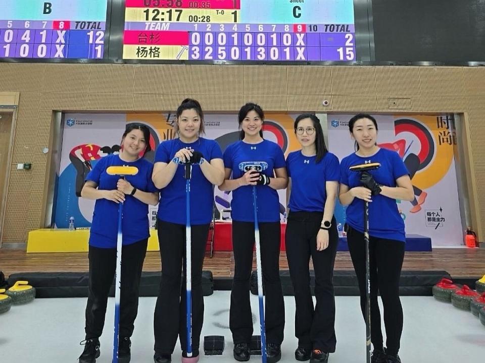 張佳祺（右一）老師，成為中華台北冰壺運動首批本土女子組國家代表隊選手。（圖：明道中學提供）