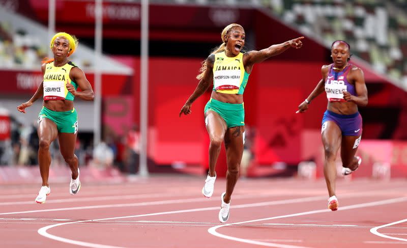 Foto del sábado de la jamaicana Elaine Thompson-Herah celebrando tras ganar la final de los 100 metros planos