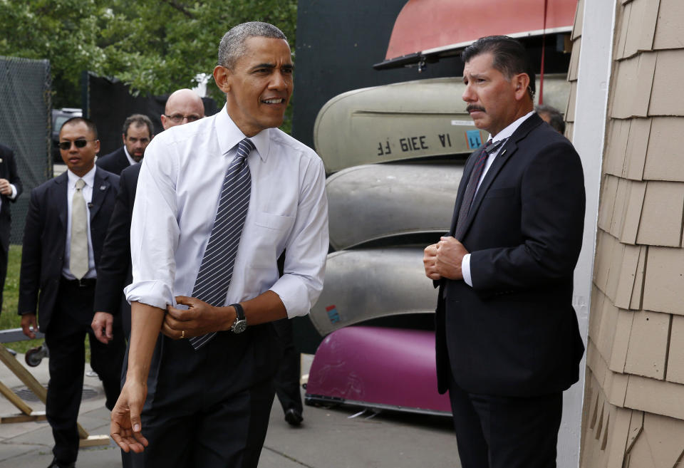 U.S. President Barack Obama walks out before he speaks about the economy while at the Lake Harriet Band Shell in Minneapolis, June 27, 2014. REUTERS/Larry Downing (UNITED STATES - Tags: POLITICS)