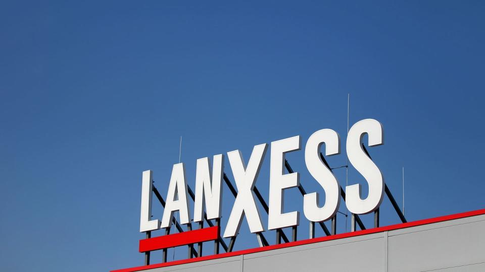 Das Logo des Spezialchemie-Konzerns Lanxess auf dem Dach des Werks für die Produktion von Filtermembranen.