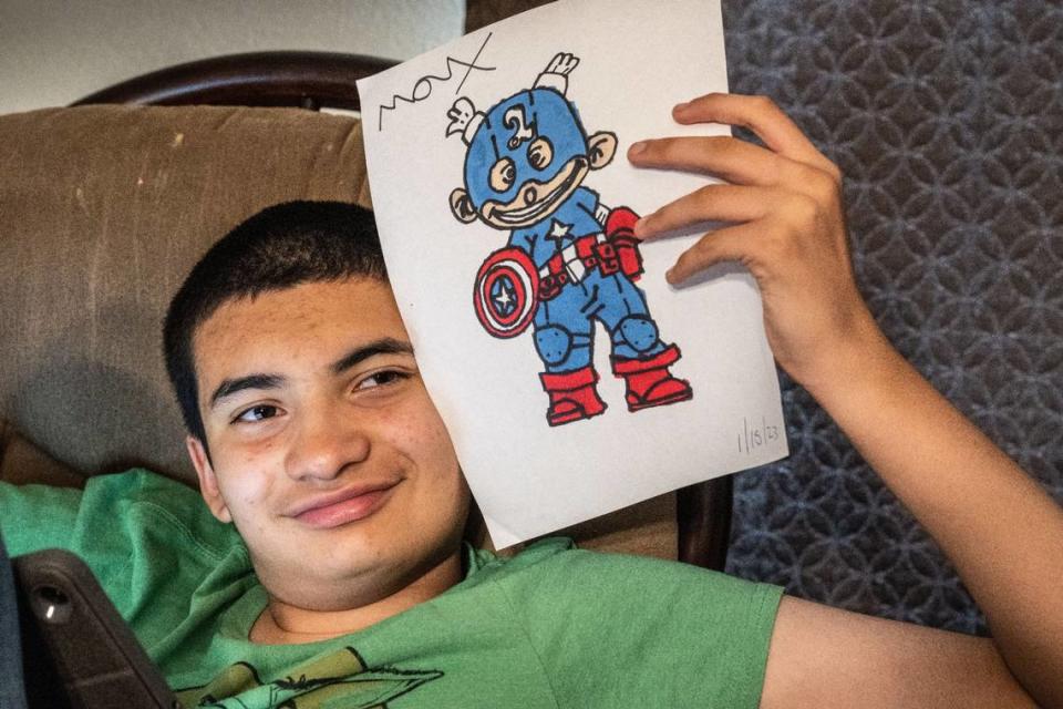 Max Morán Soto, de 14 años, que fue diagnosticado a los tres años con autismo y trastorno por déficit de atención con hiperactividad, sostiene un dibujo que hizo, el jueves 24 de agosto, en Manteca.